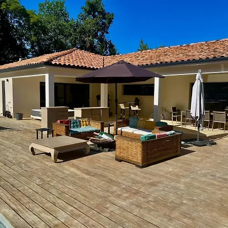 Country With Pool فيلة